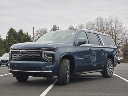 Used 2025 Chevrolet Suburban High Country image 11