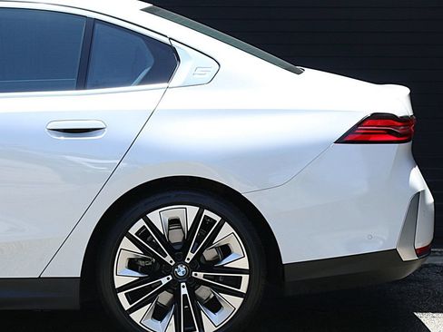 Used 2025 BMW 530i RWD image 16