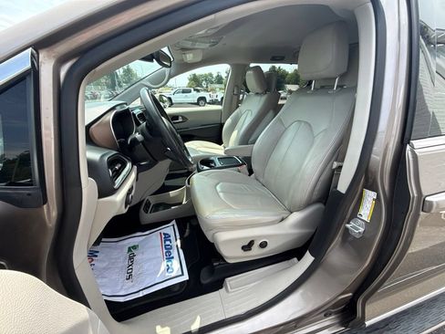Used 2018 Chrysler Pacifica Touring-L Plus FWD image 19