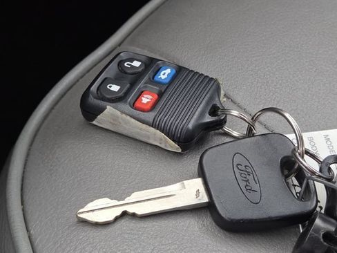 Used 2003 Ford Mustang Convertible RWD image 31