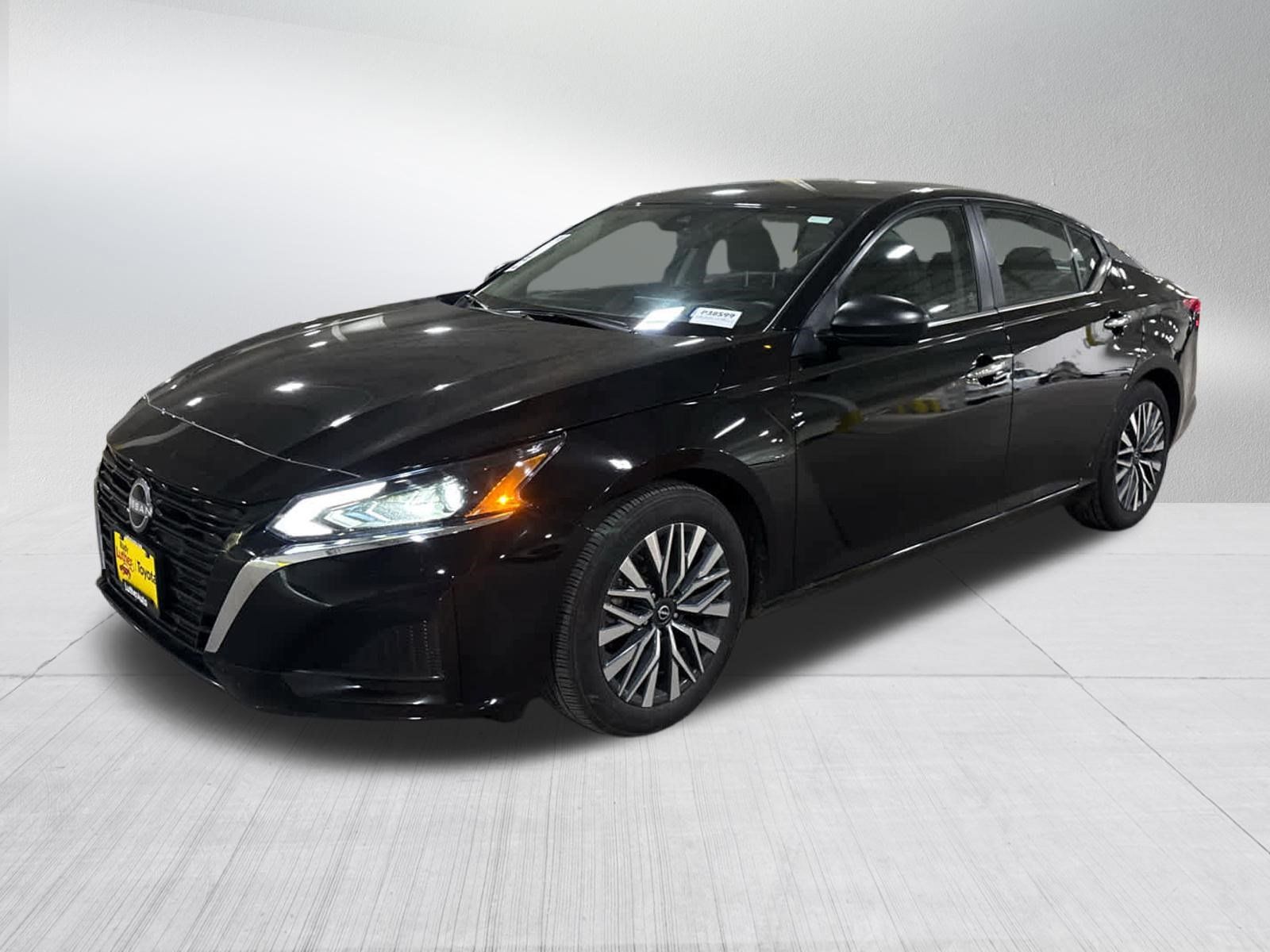 Used 2025 Nissan Altima 2.5 SV FWD image 3