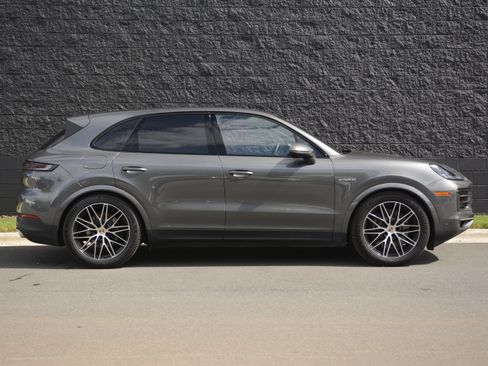 Certified 2025 Porsche Cayenne S AWD/4WD image 8