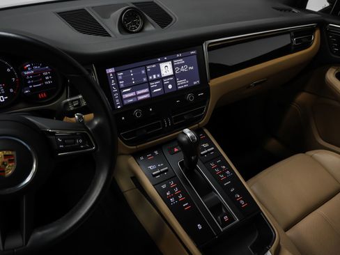 Certified 2023 Porsche Macan AWD/4WD image 31