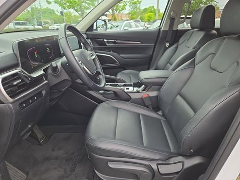 Used 2025 Kia Telluride LX FWD image 28