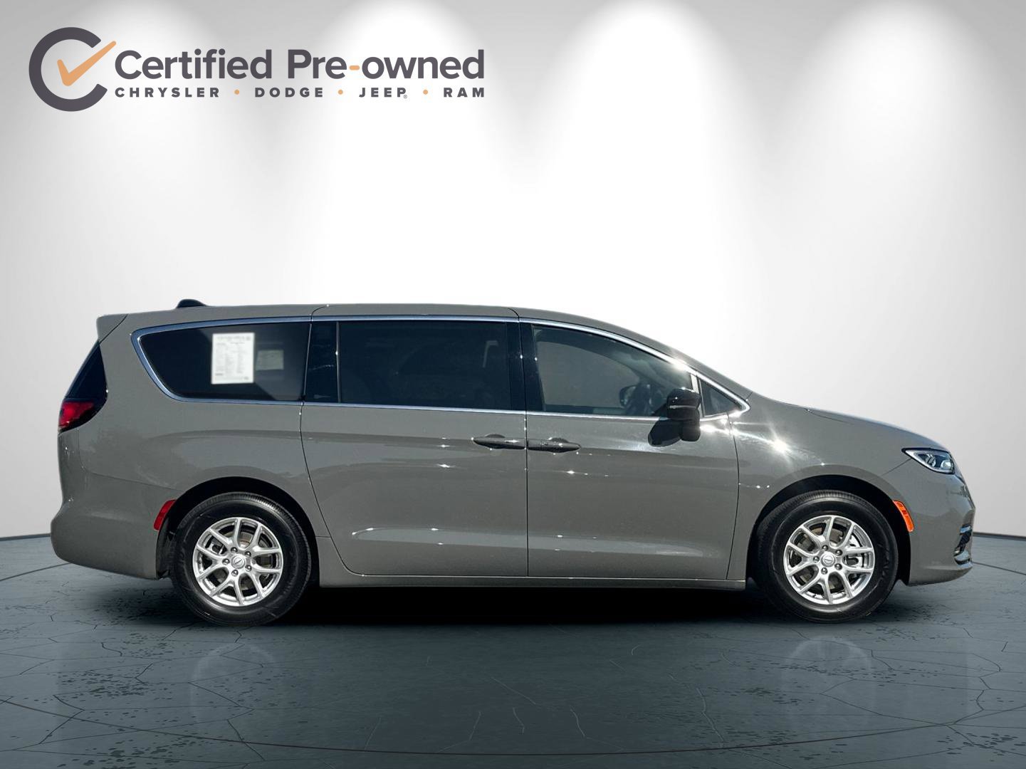 Certified 2025 Chrysler Pacifica Select FWD image 3