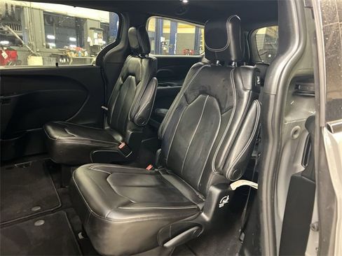 Used 2023 Chrysler Pacifica Touring-L w/ S Appearance Package image 17