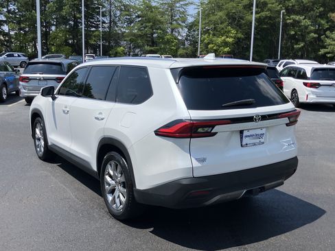 Used 2024 Toyota Grand Highlander FWD image 8
