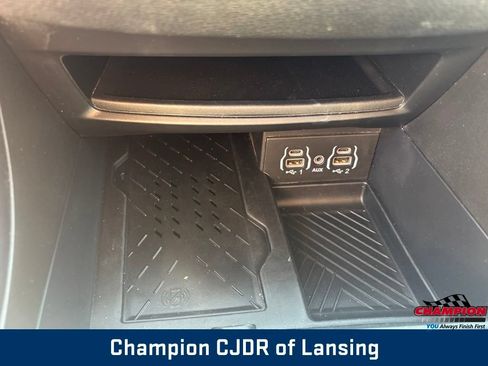 Used 2025 Chrysler Pacifica Limited FWD image 34