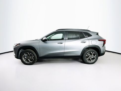 Used 2025 Chevrolet Trax LT w/ LT Convenience Package image 4