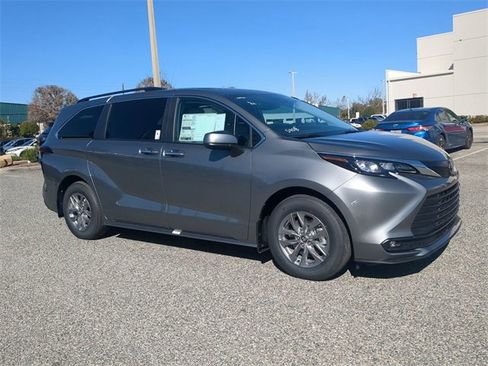 New 2026 Toyota Sienna XLE image 2
