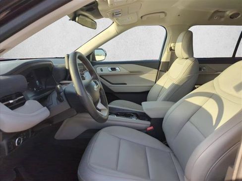 Used 2025 Ford Explorer Active w/ Active Comfort Package RWD image 11