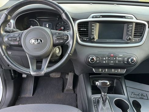 Used 2017 Kia Sorento LX w/ LX Convenience Package image 16