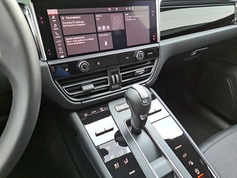 Certified 2025 Porsche Macan AWD/4WD image 29
