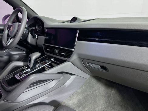 Used 2022 Porsche Cayenne image 28