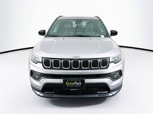 Used 2024 Jeep Compass Latitude image 2