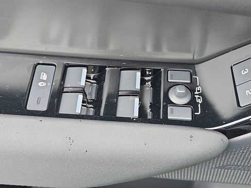 New 2026 Land Rover Range Rover Velar S image 29