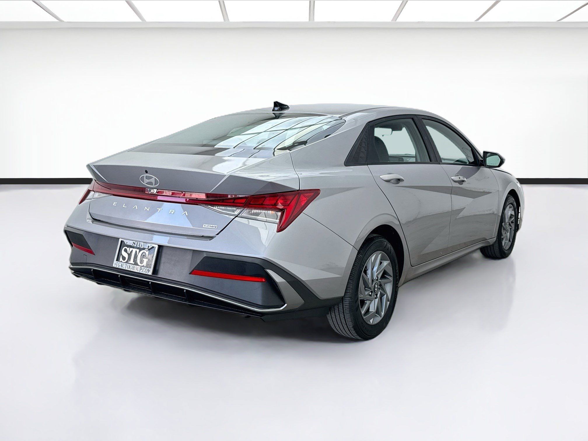 Used 2025 Hyundai Elantra Hybrid FWD image 4