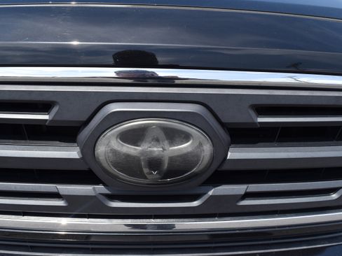 Used 2018 Toyota Tacoma SR5 RWD image 12