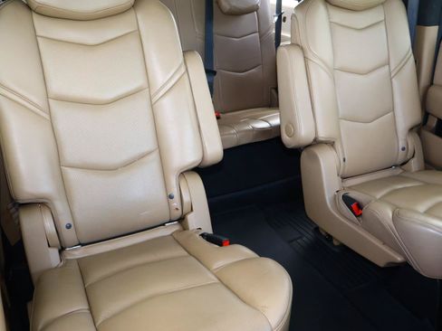 Used 2019 Cadillac Escalade ESV Platinum AWD/4WD image 27