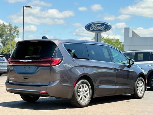 Used 2023 Chrysler Pacifica Touring-L FWD image 39