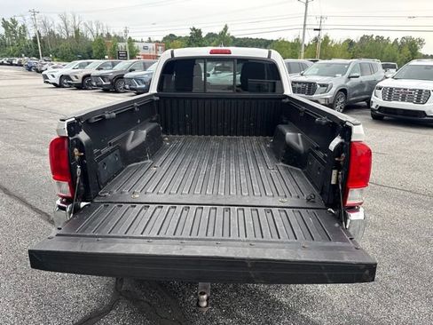 Used 2017 Toyota Tacoma SR5 AWD/4WD image 12