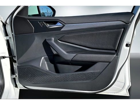 Used 2023 Volkswagen Jetta SE image 27