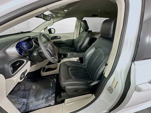 Certified 2024 Chrysler Pacifica Touring-L image 28