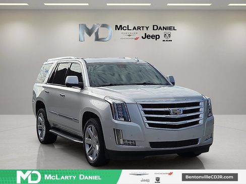 Used 2017 Cadillac Escalade Luxury AWD/4WD image 1