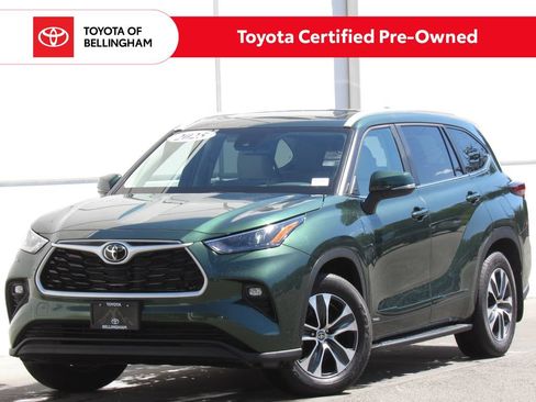 Certified 2025 Toyota Highlander XLE AWD/4WD image 1