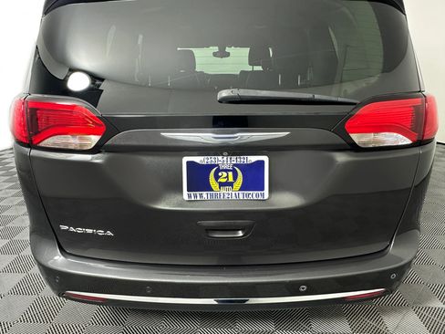 Used 2017 Chrysler Pacifica Touring-L image 12