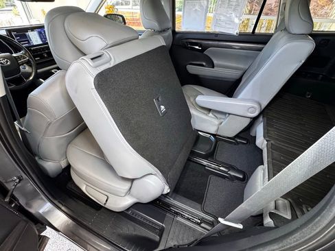 Used 2020 Toyota Highlander Limited image 47