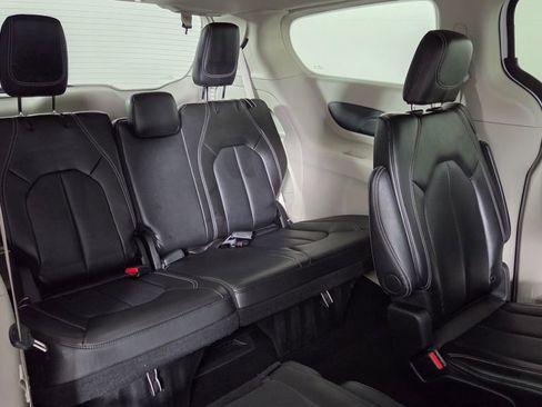 Used 2024 Chrysler Pacifica Touring-L image 33