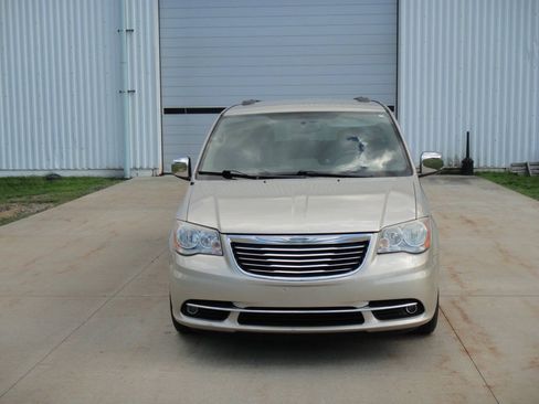 Used 2013 Chrysler Town & Country Touring-L w/ Entertainment Group #2 FWD image 3
