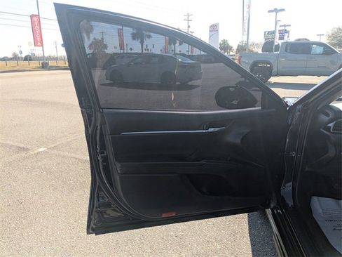 Used 2022 Toyota Camry SE image 11