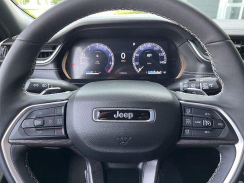 Used 2025 Jeep Grand Cherokee Limited w/ Black Appearance Package AWD/4WD image 26