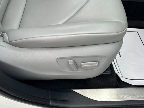 Used 2021 Toyota Highlander XLE image 75