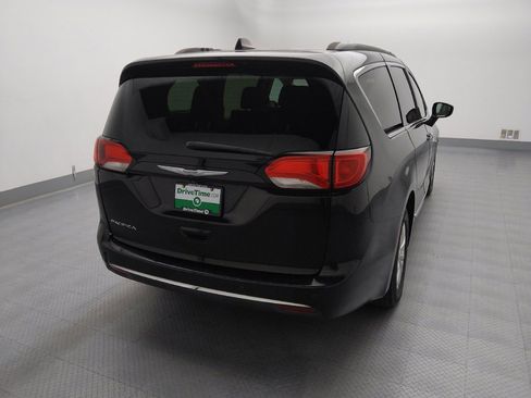 Used 2017 Chrysler Pacifica Touring-L FWD image 7