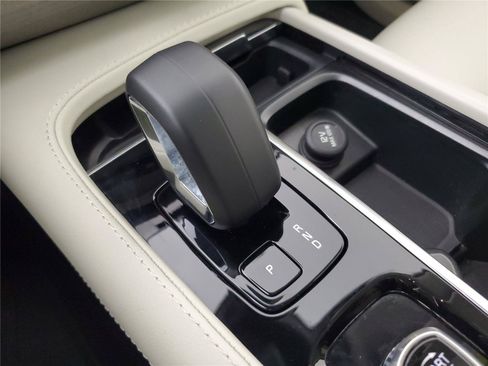 Certified 2025 Volvo XC90 T8 Plus w/ Protection Package Premier AWD/4WD image 32