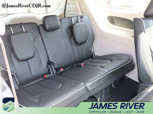 Used 2022 Chrysler Pacifica Limited FWD image 11