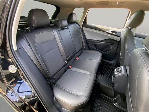 Used 2024 Volkswagen Taos SE w/ Panoramic Sunroof Package FWD image 20