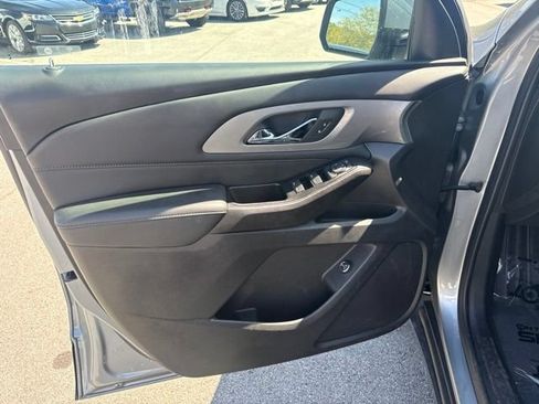 Used 2023 Chevrolet Traverse LT FWD image 13