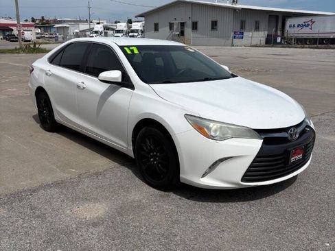 Used 2017 Toyota Camry LE FWD image 1