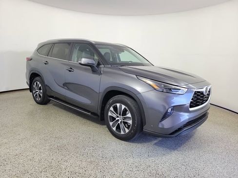 Used 2024 Toyota Highlander XLE image 4