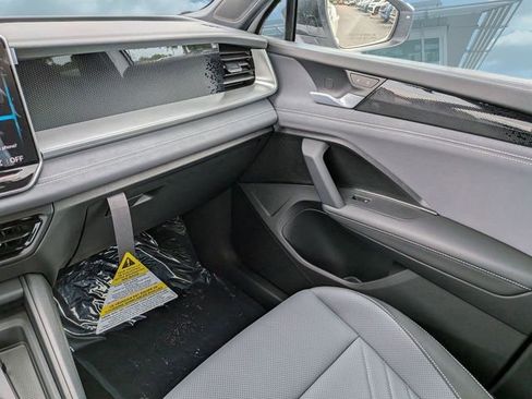New 2026 Volkswagen Tiguan SE R-Line FWD image 17