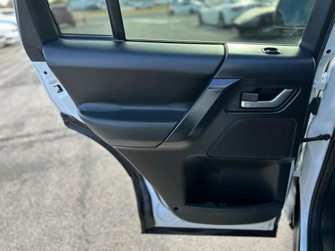 Used 2015 Land Rover LR2 HSE image 18