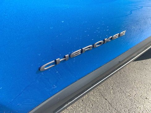 Used 2017 Jeep Cherokee Trailhawk w/ Cold Weather Group image 28