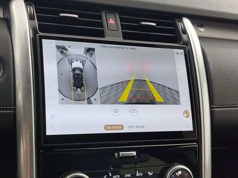 Used 2025 Land Rover Discovery Dynamic SE image 25