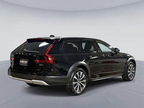 Used 2024 Volvo V90 B6 Cross Country Plus image 10