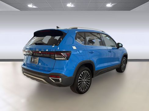 Certified 2025 Volkswagen Taos SE FWD image 9
