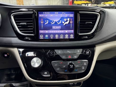 Used 2025 Chrysler Pacifica Select FWD image 24